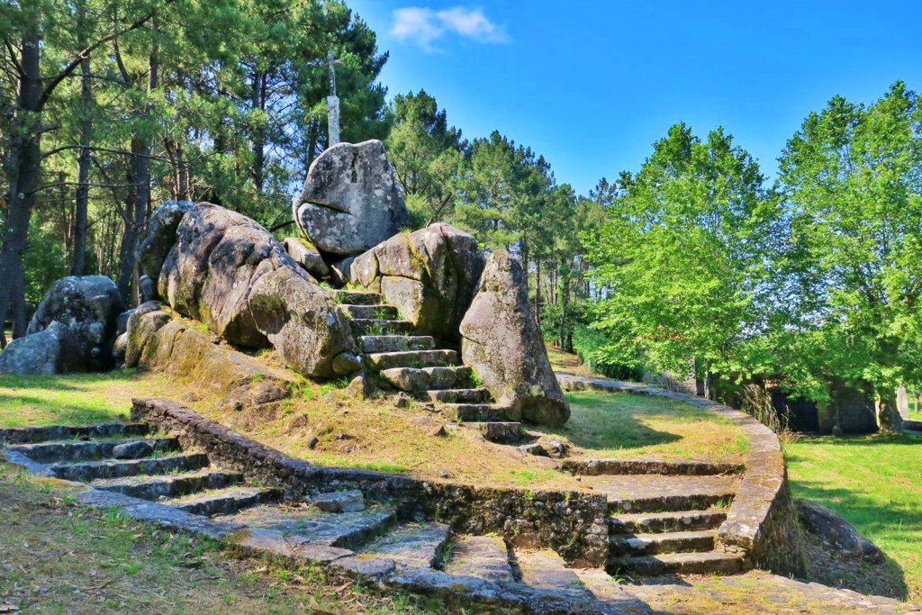 O acceso a Santiaguiño do Monte potencia o respeto ao medioambiente